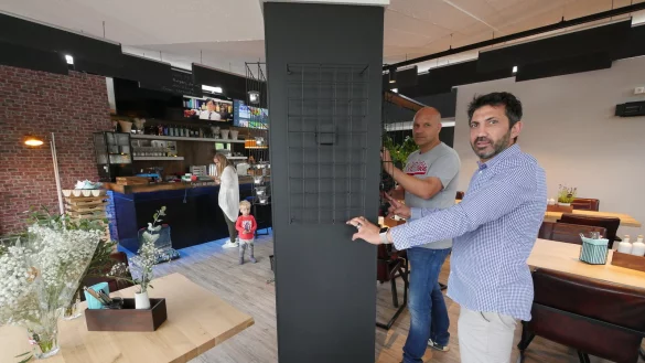 Legen letzte Hand an: Gastronom Harkan Bek und Sven Hackemack bereiten das &bdquo;Auszeit" auf die Er&ouml;ffnung am heutigen Donnerstagabend vor. - &copy; Jost Wolf