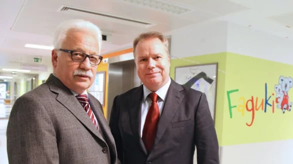 Der fr&uuml;here Klinikchef Peter Schwarze (links) und Klinik-Chef Ingo Breitmeier bei der Vorstellung Breitmeiers im Januar 2015. Jetzt &uuml;bernimmt Schwarze das Amt von Breitmeier kommissarisch. - &copy; Archivfoto: Vera Gerstendorf-Welle