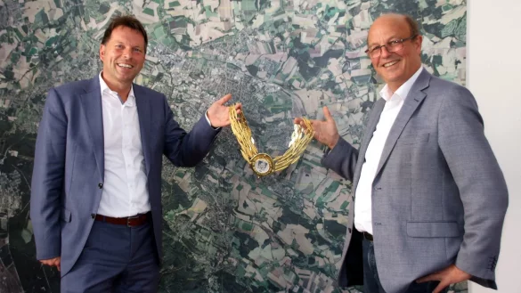 Frank Hilker (links) nimmt von Alt-B&uuml;rgermeister Rainer Heller die B&uuml;rgermeisterkette als symbolischen Staffelstab entgegen. - &copy; Stadt Detmold