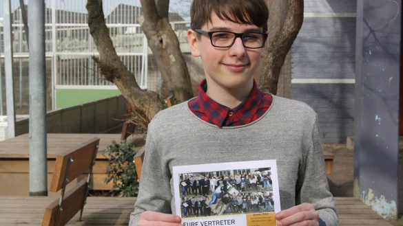 Ausgezeichnet: Bryan Besler, Chefredakteur der Schülerzeitung der
Sekundarschule Lage, präsentiert die Titelseite der nächsten Ausgabe. Er freut sich, dass sich "School Times" nun vor einer Bundesjury präsentieren darf. - © Foto: Sekundarschule