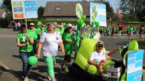 Bekämpft den Schweinehund: Die Turnerinnen-Riege vom TuS Müssen-Billinghausen präsentierten sich in frischem Grün beim Umzug. - © Sandra Castrup