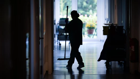 Reinigungskraft - &copy; Foto: Daniel Reinhardt/dpa