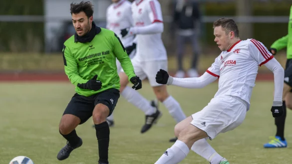 Stramm abgezogen: In dieser Szene erzielt Alexander Eck die 1:0-F&uuml;hrung f&uuml;r Augustdorf. Tanju Ertunc (links) vom SC Hicret Bielefeld kommt einen Schritt zu sp&auml;t. - &copy; Egon Penner
