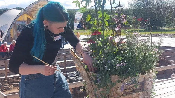 Mit ihrer Pflanzarbeit zum Thema "Biene, Schmetterling, Elfe und Co." hat Merle L&ouml;dige nicht nur die Besucher, sondern auch die Jury begeistert. - &copy; Michaela Wei&szlig;e