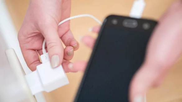 Strom f&uuml;rs Smartphone - &copy; Foto: Christin Klose/dpa-tmn