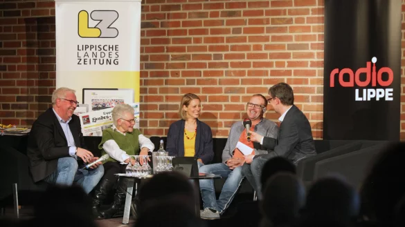 von (links) Fallschirmspringerin Annelies Sch&auml;fermann sowie Stefanie und Andreas Gra&szlig;l, die einen Brand in D&ouml;rentrup gel&ouml;scht haben. - &copy; Bernhard Preuss