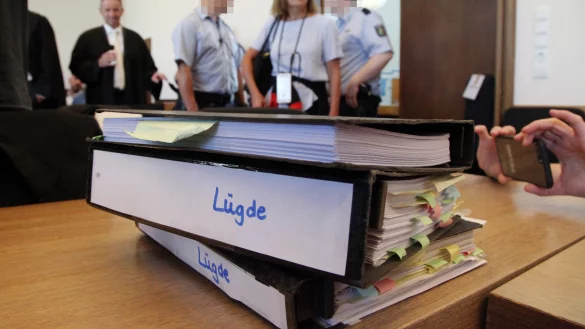 Prozessakten zum Fall L&uuml;gde: Die Rolle der Beh&ouml;rden spielt im Hauptverfahren keine Rolle, das hatte Richterin Anke Grudda gleich am ersten Prozesstag deutlich gemacht. - &copy; Bernhard Preuss