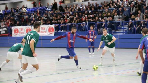 Beherrscht das Leder: Zalem &Ouml;zmen gewann am Sonntag mit dem TBV Lemgo den LZ-Cup. - &copy; Paul Cohen