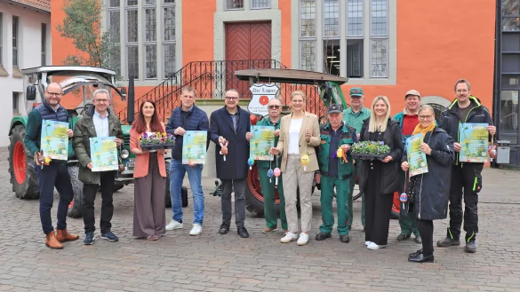 Die Organisatoren freuen sich gemeinsam mit Sponsoren auf den Ostermarkt. - &copy; Lemgo Marketing