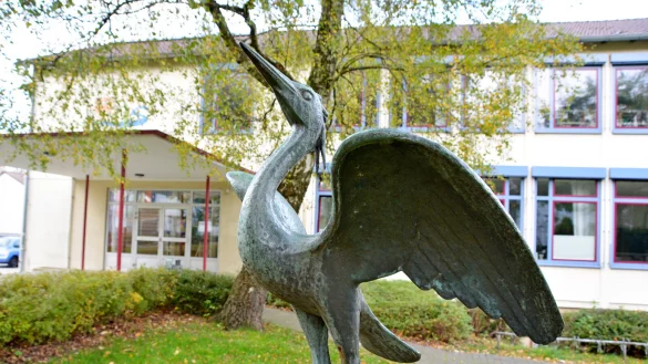 An der Heinz-Sielmann-Schule müssen umfangreiche Sanierungsarbeiten in Angriff genommen werden. Ob sich das noch lohnt, oder ob ein Neubau nicht günstiger wäre, darüber informiert Ulrike Lexis von einer Beratungsfirma. Foto: Karin Prignitz - © Karin Prignitz