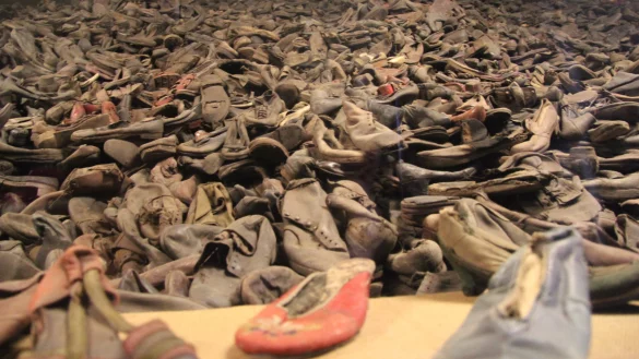 Massenhaftseht für Massenmord: In raumfüllenden Vitrinen türmen sich hinter Glas die Schuhe der Opfer - bunte Ballerinas, Herrenschnürschuhe, Hochhackige, Sandalen, Kinder- und Babyschühchen. Sie sind Synonym für das unvorstellbare Ausmaß der Menschenvernichtung.