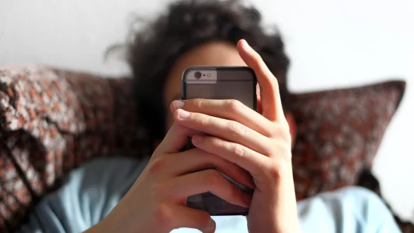 Jugendlicher mit Smartphone - &copy; Foto: Karl-Josef Hildenbrand/dpa