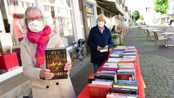 Am B&uuml;chertisch in der Breiten Stra&szlig;e verkaufen Liesel Kochsiek-Jakobfeuerborn (links) und Renate Bauer aktuelle Romane f&uuml;r den guten, kulturellen Zweck.&nbsp; - &copy; Nicole Ellerbrake