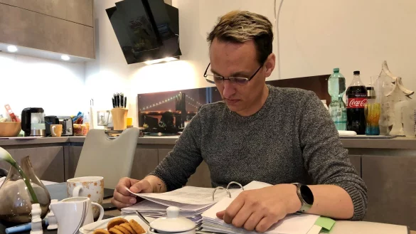 Michael G&ouml;tz sitzt in seiner K&uuml;che, vor sich hat er die Akte, in denen er die Unterlagen zu seiner Erkrankung b&uuml;ndelt.&nbsp; - &copy; Sven Kienscherf