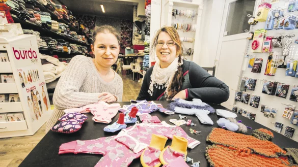 Es wird viel gebraucht: Nadine Boger (links) und Alexandra M&uuml;ller von der Initiative &bdquo;Sternenzauber und Fr&uuml;hchenwunder" organisieren f&uuml;r Ende Januar eine gro&szlig;e N&auml;haktion in H&ouml;xter. Daf&uuml;r werden noch Stoffspenden ben&ouml;tigt. - &copy; David Schellenberg