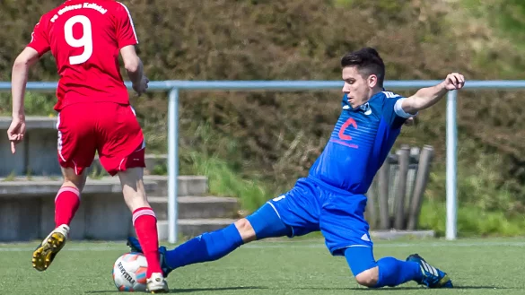 In allen Belangen &uuml;berlegen: Hoffnungslos unterlegen war das Tabellenschlu&szlig;licht aus dem Unteren Kalletal gegen die engagiert spielenden Asemisser. Hier gr&auml;tscht Kapit&auml;n Tobias Neubert (blau, rechts) dem Kalletaler Mario Deerberg in vorbildlicher Manier den Ball ab. - &copy; Egon Penner