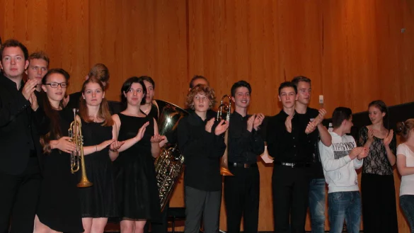 Nur einige von 50 Teilnehmern: Zum Abschluss der 12. Detmolder Sommerakademie gibt es kr&auml;ftigen Beifall f&uuml;r Leitung, Dozenten und Korrepetitoren. - &copy; Ilse Franz-Nevermann