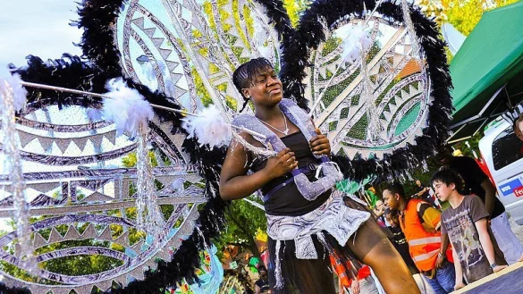 Eine Teilnehmerin des Carnivals der Kulturen 2011 hat ganz sch&ouml;n viel zu tragen. Auch in diesem Jahr wollen rund 70 Gruppen das Publikum mit ausgefallenen Verkleidungen begeistern. - &copy; FOTO: WELTHAUS BIELEFELD