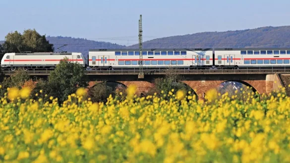 Ein IC2 auf der Weserflutbrücke in Höhe Minden. - © Foto: DB AG/Wolfgang Klee