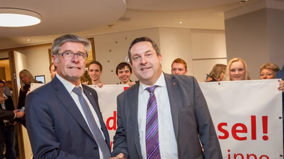 Friedel Heuwinkel (links) gratuliert seinem Nachfolger Dr Axel Lehmann. - © Torben Gocke