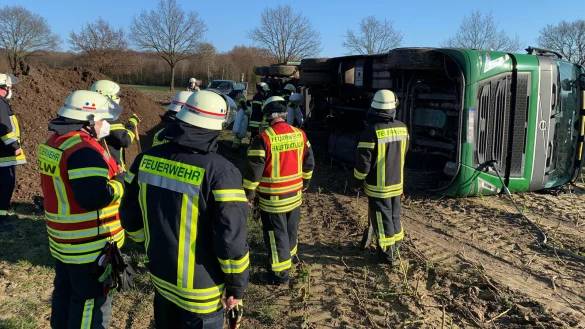 Der umgest&uuml;rzte Lkw liegt auf einem Feldweg im Bad Salzufler Ortsteil Retzen. Der Fahrer wurde bei dem Unfall verletzt und musste in ein Krankenhaus. Die Feuerwehr Bad Salzuflen war mit rund 25 Einsatzkr&auml;ften vor Ort.&nbsp; - &copy; Daniel Hobein/Feuerwehr Bad Salzuflen