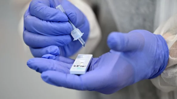 Corona-Schnelltest - &copy; Foto: Martin Schutt/dpa-Zentralbild/dpa