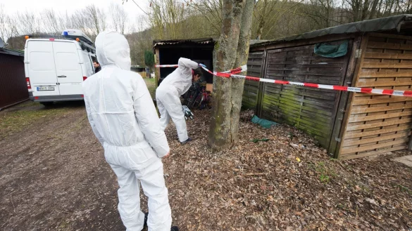 Beamte des Landeskriminalamtes untersuchen den Campingplatz in L&uuml;gde. - &copy; Foto: Christian Mathiesen