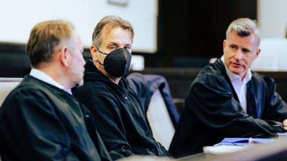 Das Landgericht Paderborn befasst sich ab Mittwoch erneut mit Wilfried W. (M.), der von Carsten Ernst (l.) und Detlev Binder verteidigt wird. - &copy; Besim Mazhiqi