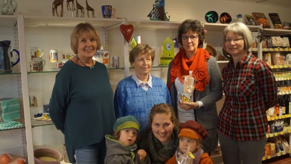 Losgl&uuml;ck: Andrea Heumann (Zweite von rechts) und Sophie Rabbow (vorne,mit ihren Kindern) geh&ouml;ren zu den Gewinnern. Mit ihnen freuen sich Marianne Thurner, Irmgard Rottmann und Susanne Dilschmann (von links) aus der Arbeitsgemeinschaft des Eine-Welt-Ladens Alavanyo. - &copy; Privat