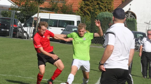 Julian Jobstmeier von der SG Hiddesen-Heidenoldendorf setzt sich vor den Augen seines Trainers Markus R&uuml;schenp&ouml;hler (rechts) gegen den Brakeler Marc Schuster (links) durch. - &copy; Sebastian Lucas