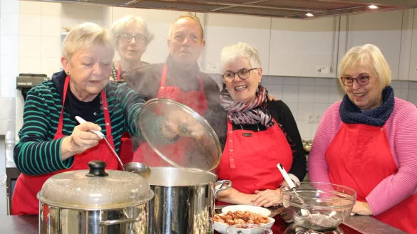 Monika Bahlo (links), seit 30 Jahren im Lemgoer AWO-Ortsverein aktiv, ist die "Chefköchin" des neuen Küchenteams. Monika Birkmann, Wolfgang Ross, Monika Hoyer und Monika Broschwig (von links) sind zum ersten Mal dabei. - © Annika Langhagel