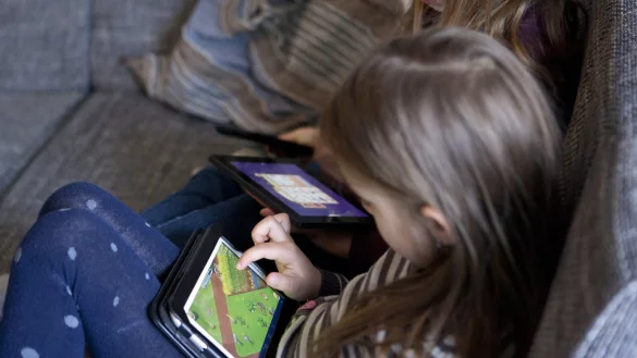 Kind vor Tablet - &copy; Foto: Silvia Marks