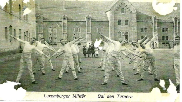 Kriegspostkarten haben die unterschiedlichsten Motive. Manch ein Schreiber erm&ouml;glichte so Einblicke in den Alltag an der Front. Der TV Lemgo hat eine ganze Sammlung verschiedener Postkarten im Archiv. - &copy; Sammlung TV Lemgo