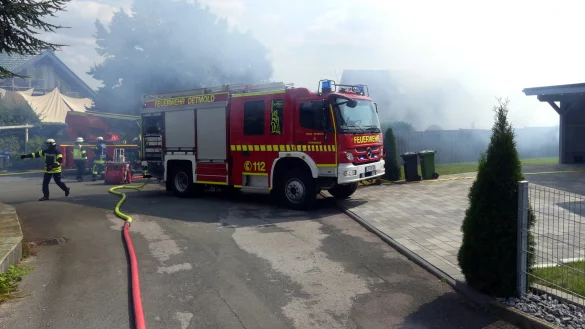 Carport brennt in Mosebeck - &copy; Marco Schweiger/Feuerwehr Detmold
