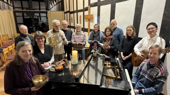 Eine Gruppe Ehrenamtlicher wird demnächst Pfarrerin Brigitte Fenner (Dritte von links) in Sachen Gottesdienstgestaltung unterstützen. - © Sandra Castrup