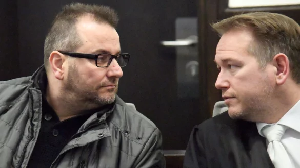 Strategie ge&auml;ndert: Der Angeklagte Wilfried W., hier neben Verteidiger Carsten Ernst, wird sein Schweigen beenden. - &copy; Marc K&ouml;ppelmann