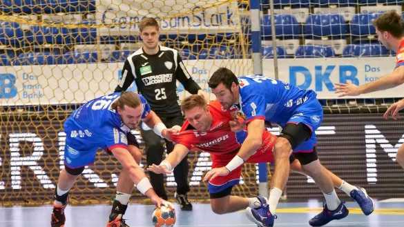 Zu selten behielt der Lemgoer Innenblock mit Marcel Timm (links) und Gedeon Guardiola die Oberhand gegen Balingens Kreisl&auml;ufer Fabian Wiederstein. Foto: J&ouml;rg Hagemann - &copy; J&ouml;rg Hagemann