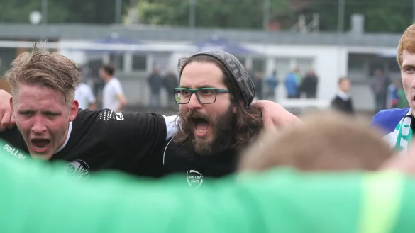 21. Juni 2015: Markus Kettern (mit Mütze) feiert den Aufstieg mit FCSSW. - © Sebastian Lucas