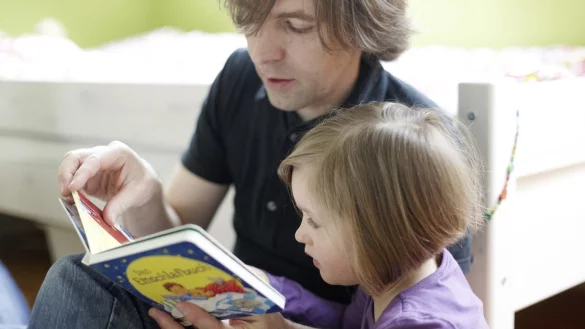 Vater liest seinem Kind vor - &copy; Foto: Oliver Ruether/Stiftung Lesen