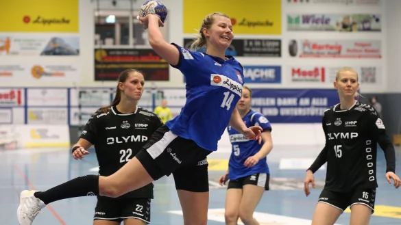 In dieser Szene hat sich Blombergs Kamila Kordovska gegen die ehemalige HSG-Spielerin Xenia Smits aus Bietigheim durchgesetzt. Unterm Strich blieb aber ein 24:29 in der Sporthalle an der Ulmenallee.&nbsp; - &copy; Paul Cohen