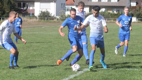 Dreikampf: Oeynhausens Maxi Cuwalsky (links) setzt sich gegen Salzuflens Danny Exner (hinten) und Yazan Aytan durch. - &copy; Dietmar Welle