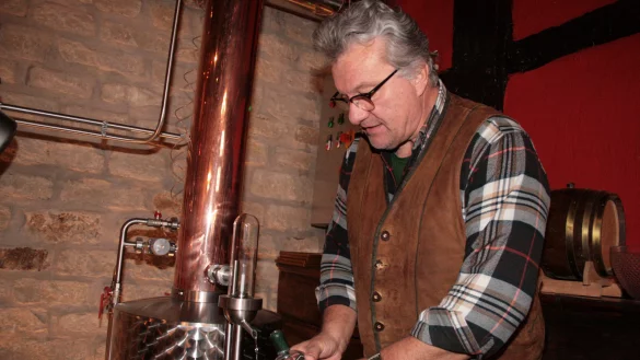 Nach drei Stunden endlich die ersten Tropfen Gin: Friedhelm Begemann testet seine, seinem Namen nachempfundene&nbsp; Hausmarke "BeGinMan". - &copy; Sylvia Frevert