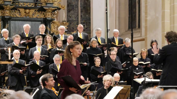 Stimmungsvolle Interpretation: Altistin Anna-Lucia Forck harmoniert bestens mit der Kantorei St. Nicolai und dem Telemann-Collegium Herford unter Leitung von Kantor Frank Schreiber. - © Thomas Krügler