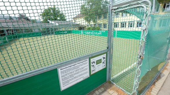 Das Kleinspielfeld auf dem Grundschul-Gel&auml;nde in Hiddesen. - &copy; Sven Koch