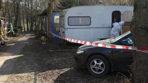 Ermittler sichern im Frühjahr 2019 auf dem Campingplatz in Elbrinxen Spuren. - © Archivfoto: Vera Gerstendorf-Welle
