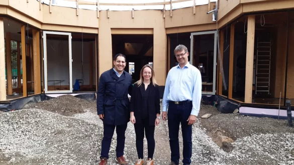 Borzoo Afshar (von links) und Jenni Kran vom Architekturb&uuml;ro Next sowie Projektleiter Lars Kruel arbeiten daran, dass die Kinder im Herbst in den Neubau einziehen k&ouml;nnen. - &copy; Carolin Jenkner-Kruel
