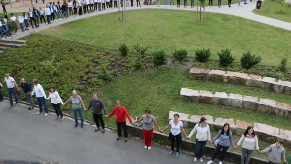Die Sch&uuml;ler und Sch&uuml;lerinnen des Grabbe Gymnasiums setzen ein gemeinsames Zeichen gegen die Amokdrohungen, die seit M&auml;rz regelm&auml;&szlig;ig durch Schmierereien verbreitet werden. - &copy; Till Sadlowski