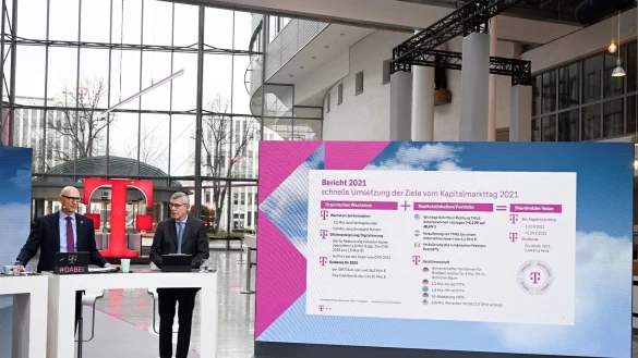 Telekom-Konzernchef Tim H&ouml;ttges (l) und Finanzvorstand Christian Illek bei der Pr&auml;sentation der Jahreszahlen f&uuml;r 2021. - &copy; Federico Gambarini/dpa