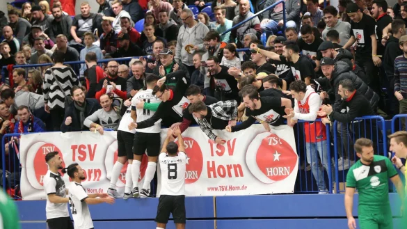 Da kommt Freude auf: Der TSV Horn feiert einen Treffer bei der Endrunde 2019. - &copy; Paul Cohen