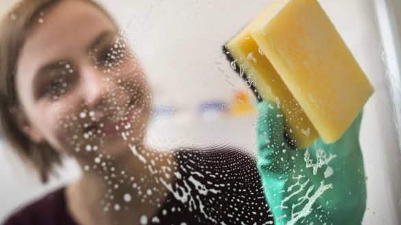 Gegen Schlieren: Fenster mit Sp&uuml;lmittel ohne Balsam putzen - &copy; Foto: Franziska Gabbert/dpa-tmn